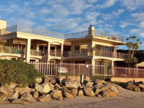 By The Beach - Beachfront Apartment & Home